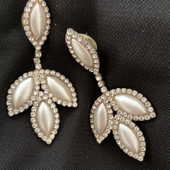 Vintage white/rhinestone necklace and pierced earrings set. Very pretty/classy. - Picture 3 of 6
